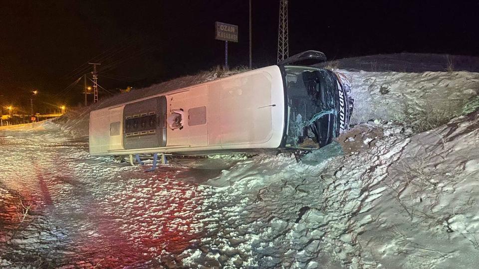 YOZGAT'TA YOLCU OTOBÜSÜ DEVRİLDİ: 5 YARALI