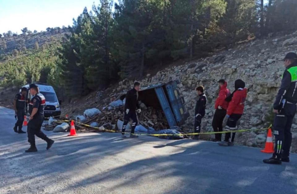 TRAKTÖR KAZASI YAŞLI ÇİFTİ AYIRDI: 1 ÖLÜ, 1 YARALI YAŞLI ÇİFTİN KAZADAN ÖNCE TRAKTÖRDE BİRLİKTE ÇEKİNDİKLERİ FOTOĞRAF KALDI