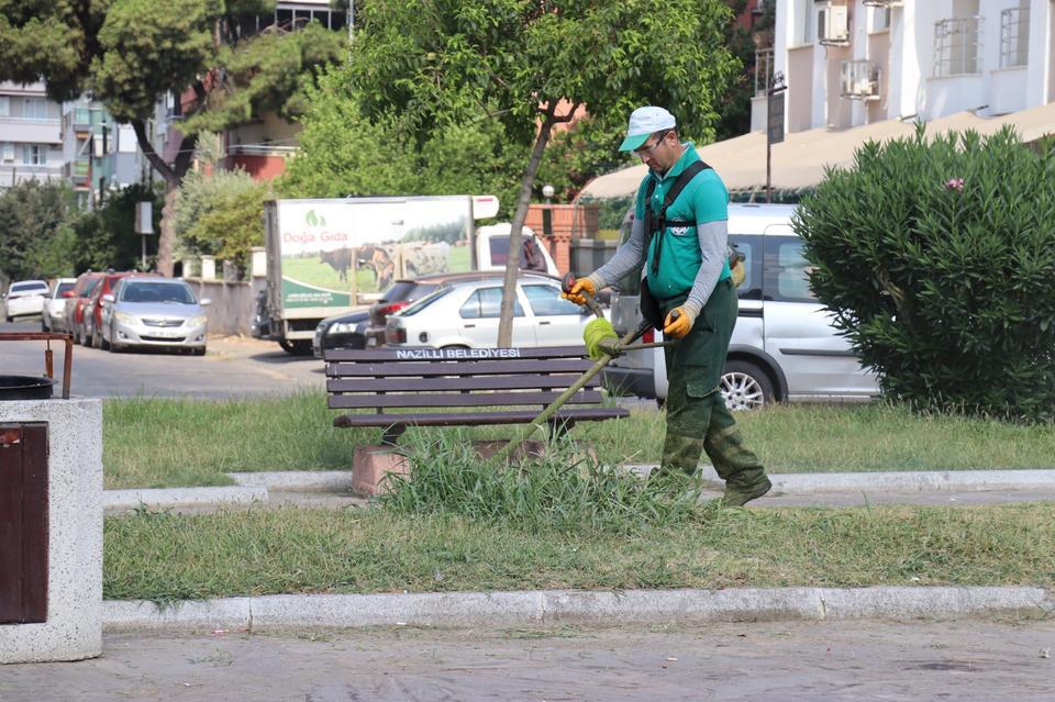Nazilli Belediyesi, Cumhuriyet Parkı’nı temizledi