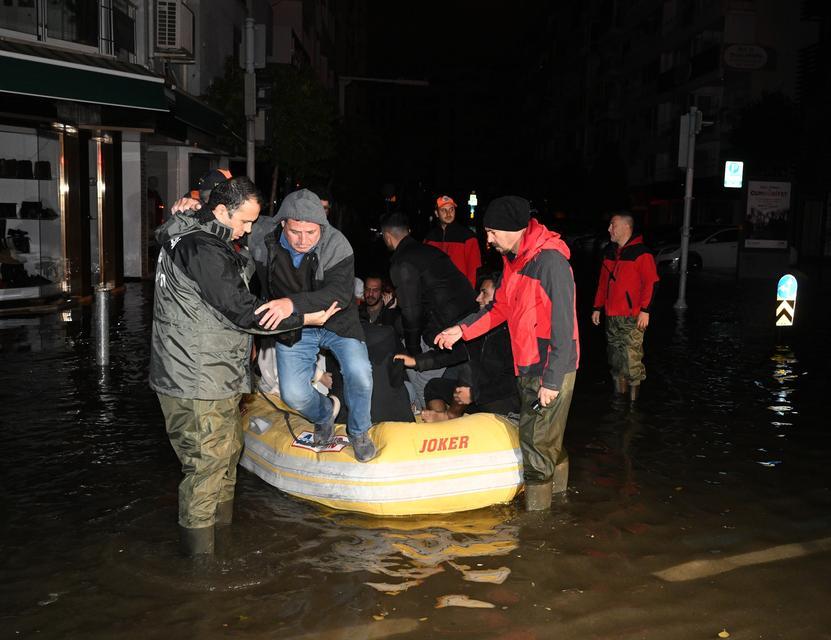 İzmir'de deniz taştı, sokaklar su altında kaldı