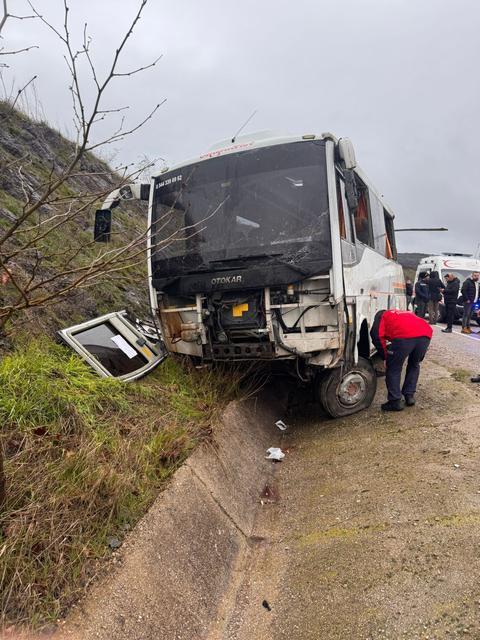 BALIKESİR'DE İŞÇİ SERVİSİ DEVRİLDİ: 4'Ü AĞIR 26 YARALI