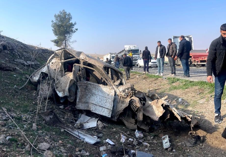 ŞANLIURFA'DA TIRLA ÇARPIŞIP ŞARAMPOLE DEVRİLEN OTOMOBİLİN SÜRÜCÜSÜ AĞIR YARALANDI