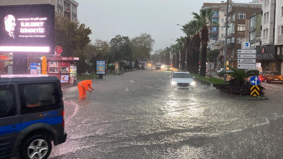 ÇANAKKALE'DE CADDE VE SOKAKLAR GÖLE DÖNDÜ