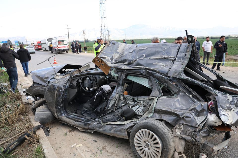 ADANA'DA OTOMOBİL KARŞI ŞERİDE GEÇİP MİDİBÜSE ÇARPTI: 2 ÖLÜ, 14 YARALI YOLUN KARŞISINDAKİ İŞÇİ SERVİSİNE ÇARPAN OTOMOBİLDEKİ ANNE VE OĞLU HAYATINI KAYBETTİ FORD MARKA OTOMOBİL HURDA YIĞININA DÖNDÜ