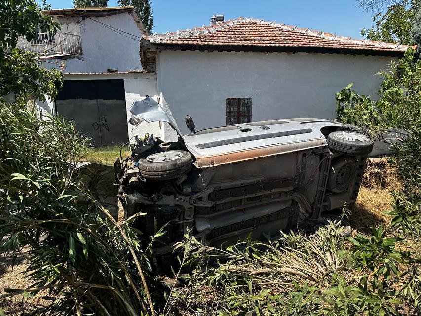 MANİSA'DA KAMYONET OTOBÜSLE ÇARPIŞTI: 10 YARALI