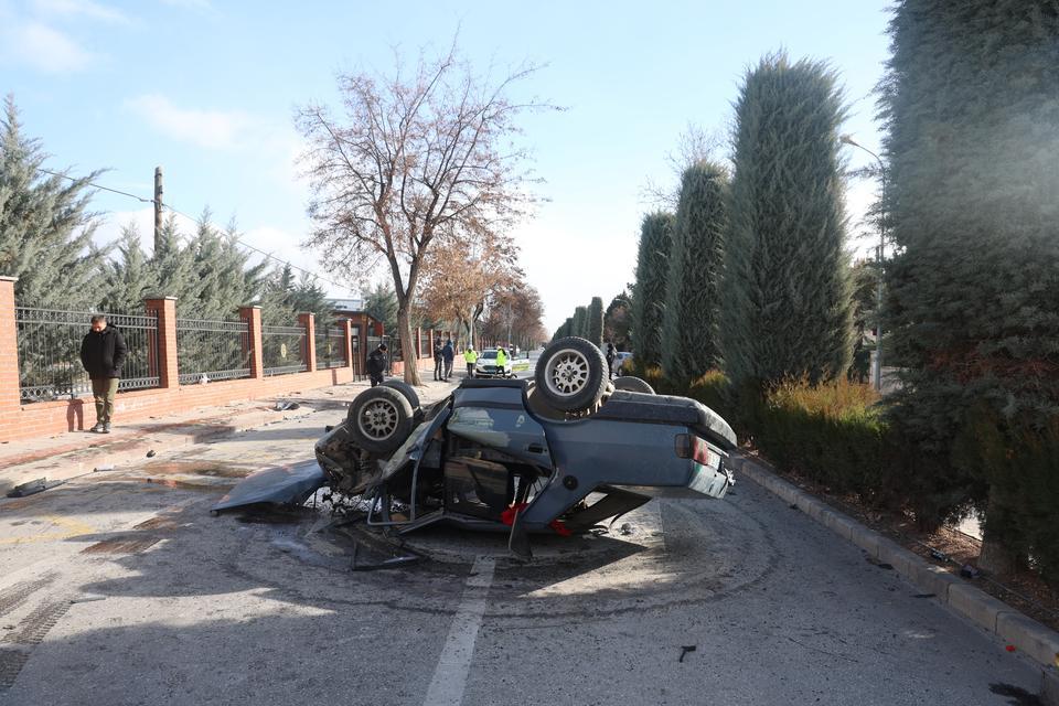 50 GÜNDE 5 TRAFİK CEZASI YİYEN SÜRÜCÜNÜN KULLANDIĞI TOFAŞ TAKLA ATTI: 2 YARALI