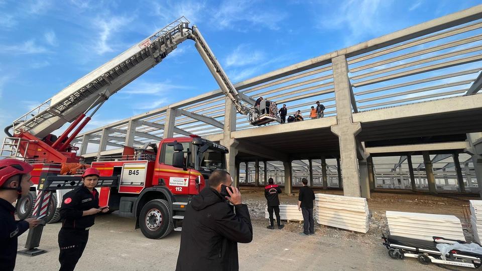 İnşaattan düşen 2 işçi yaralandı