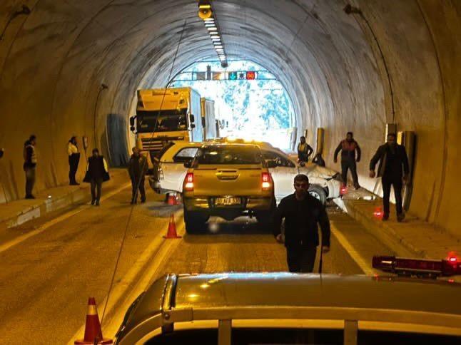 Tünel içinde trafik kazası: Biri bebek 3 yaralı