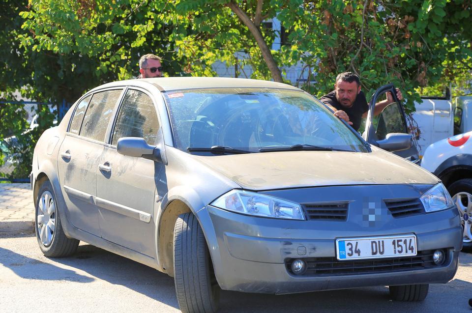 DENİZLİ'DE TARTIŞTIĞI KİŞİNİN ARABASINI ALDI, ANTALYA'YA GETİRİP PARK ETTİ HIRSIZLIK İHBARIYLA ARAMA BAŞLATAN POLİS EKİPLERİ, ARACI 250 KİLOMETRE UZAKTA ANTALYA'DA BULDU