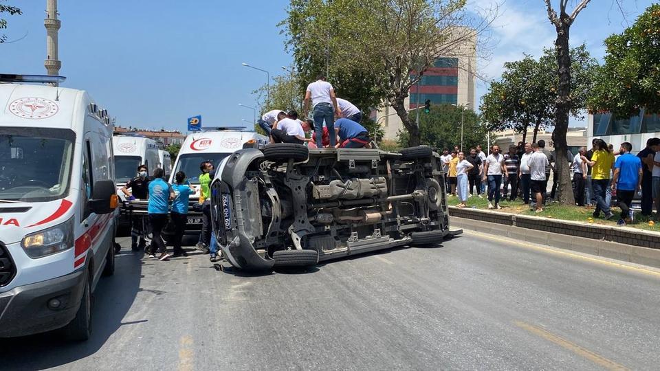 HASTA TAŞIYAN AMBULANS DEVRİLDİ: 4 YARALI