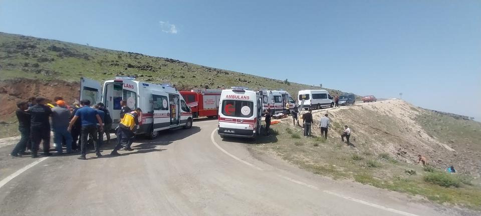 ELAZIĞ'DA HAFİF TİCARİ ARAÇ ŞARAMPOLE YUVARLANDI: 5 YARALI