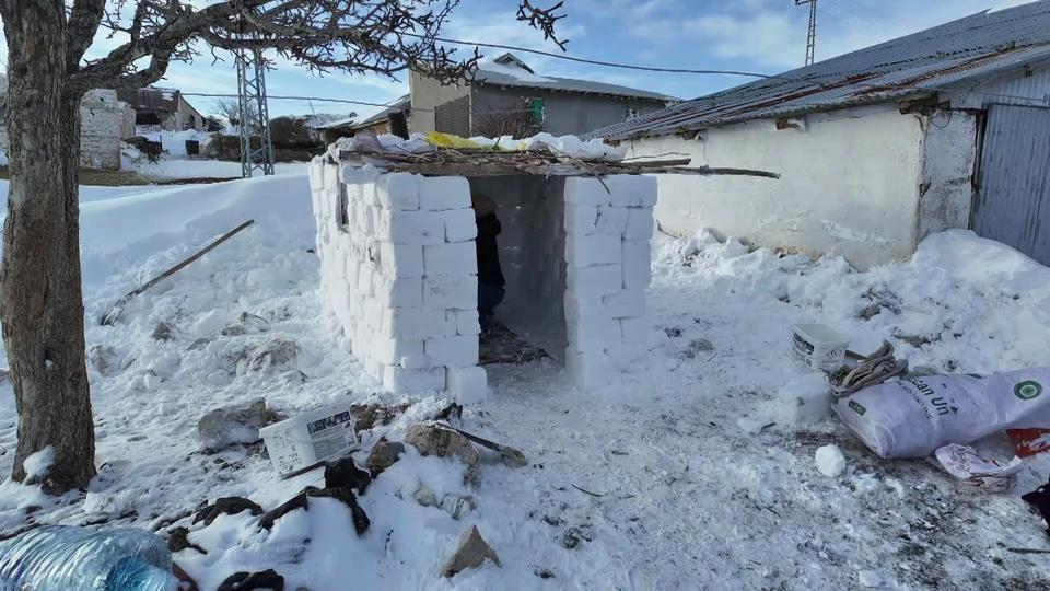 Kardan ev yapıp içinde çay içtiler