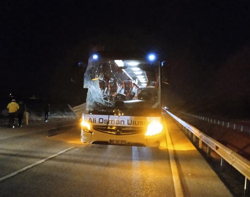 YOLCU OTOBÜSÜ TIRA ARKADAN ÇARPTI, 6 KİŞİ YARALANDI