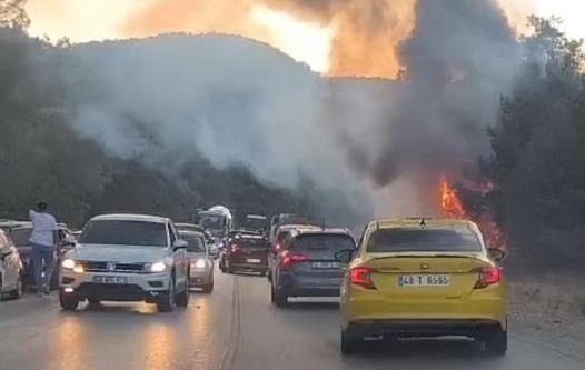 BODRUM'DA MOTOSİKLETLE ÇARPIŞAN ARAÇTA YANGIN ÇIKTI: 1 ÖLÜ, 2 YARALI