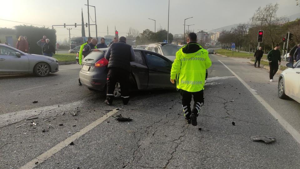 KADIN SÜRÜCÜLER KAVŞAKTA ÇARPIŞTI :  2 YARALI