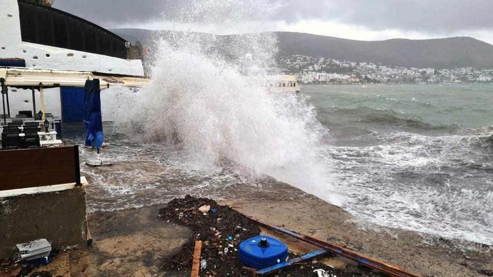 METEOROLOJİ'DEN EGE DENİZİ İÇİN FIRTINA UYARISI BALIKÇILARIN VE DENİZCİLERİN CUMARTESİ GÜNÜ DİKKATLİ OLMASI TAVSİYE EDİLDİ