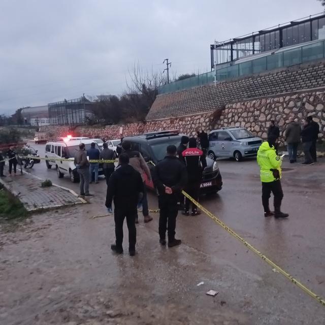 KOCAELİ'DE BİR GENÇ ARACINDA SİLAHLA VURULMUŞ HALDE ÖLÜ BULUNDU