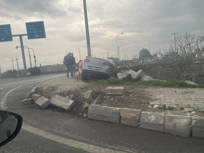 SÜRÜCÜSÜNÜN DİREKSİYON HAKİMİYETİNİ KAYBETTİĞİ OTOMOBİL YOLDAN ÇIKTI: O ANLAR KAMERADA