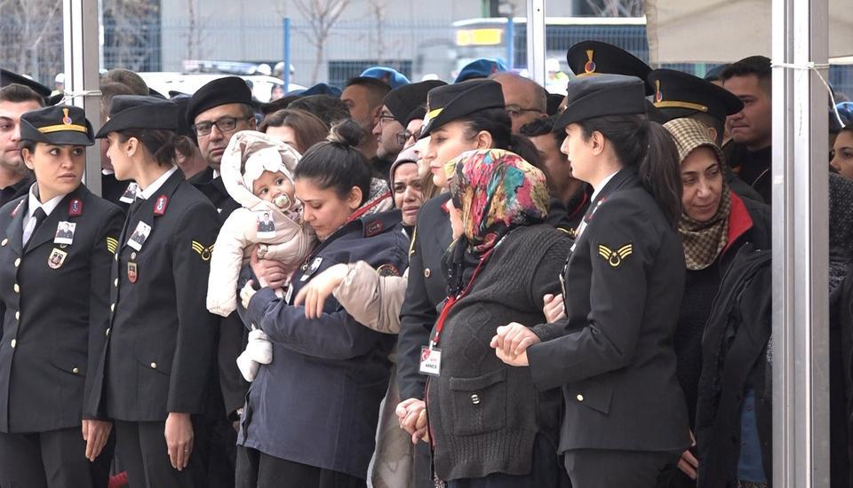 ŞEHİDİN 8 AYLIK BEBEĞİ HER ŞEYDEN HABERSİZ BABASININ TÜRK BAYRAĞINA SARILI TABUTUNA BAKTI ASKERİ TÖRENİN ARDINDAN YENİŞEHİR HAVALİMANI'NDAN ŞEHİDİN NAAŞI MEMLEKETİ ADANA'YA GÖTÜRÜLDÜ