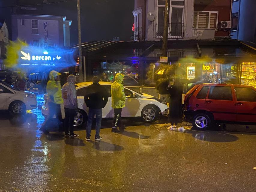 BARTIN'DA ALKOLLÜ SÜRÜCÜ DEHŞETİ: PARK HALİNDEKİ 6 ARACA ÇARPARAK DURABİLDİ OTOMOBİLDE SIKIŞAN SÜRÜCÜYÜ, KAÇTIĞI POLİSLER KURTARDI