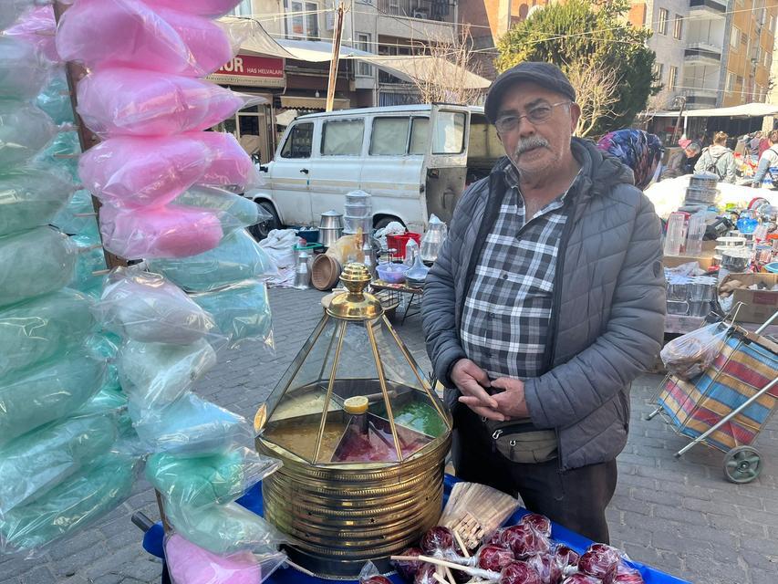 Aydın’ın Germencik ilçesinde yaşayan 63 yaşındaki Mehmet Göl ilçe ilçe dolaşıp pazarlarda elma şekeri ve macun satarak geçimini sağlıyor.