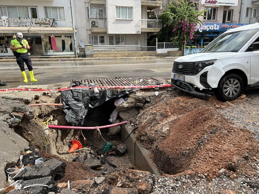 İZMİR'İ YAZ SAĞANAĞI VURDU: 1 ARAÇ GÖÇEN YOLUN İÇİNE DÜŞTÜ