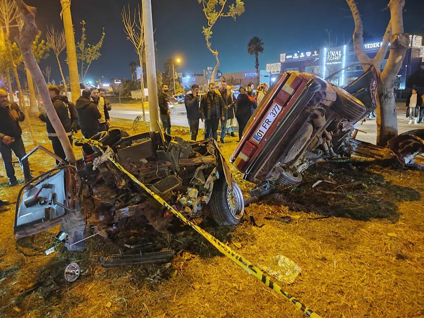 Ağaçlara çarpan otomobil ikiye ayrıldı: 1 ölü, 2 yaralı