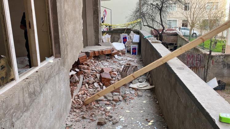 Kocaeli'nin Derince ilçesinde dedesinin evinde tadilat işlerine yardım ederken üzerine duvar yıkılan 14 yaşındaki çocuk hayatını kaybetti.