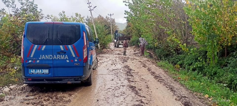 SEYDİKEMER'DE DERE TAŞTI, MAHSUR KALAN HAYVANLAR KURTARILDI