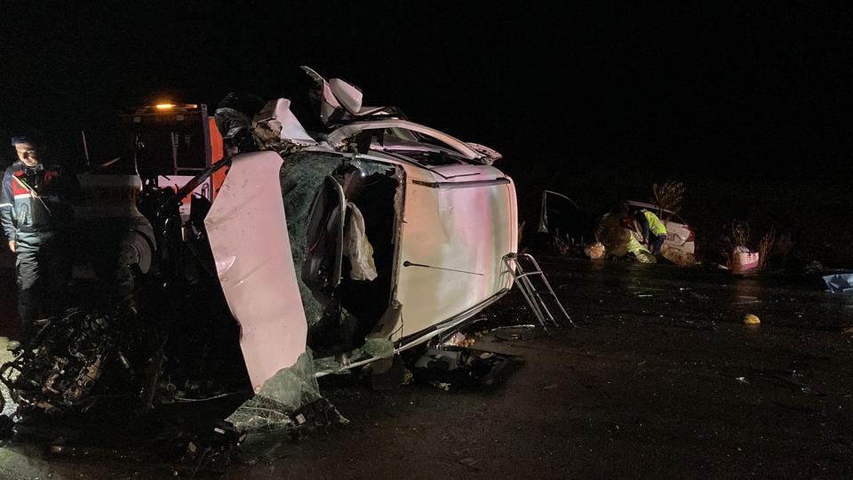 BURDUR-FETHİYE KARAYOLUNDA ZİNCİRLEME KAZA: 1 ÖLÜ, 7 YARALI