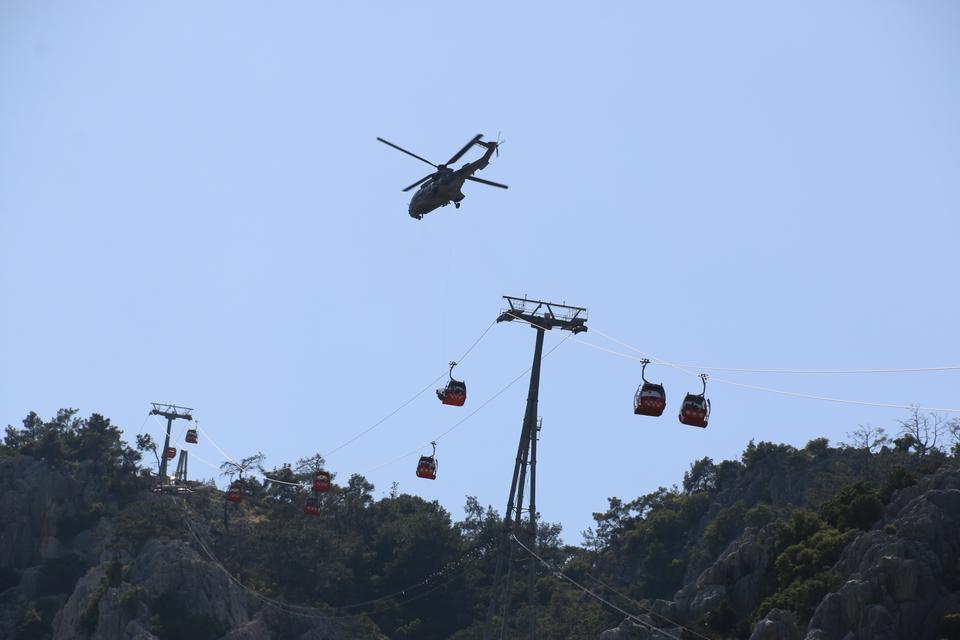 ANTALYA'DA TELEFERİK OPERASYONU 23 SAATTE TAMAMLANDI, 174 KİŞİ KURTARILDI AFAD BAŞKANI OKAY MEMİŞ: "HEYELAN OLDUĞUNA İLİŞKİN OLARAK HENÜZ BİR TESPİT BULUNMAMAKTADIR" "TELEFERİK DİREĞİNİN TEPESİNDEKİ BİR VİDA KIRIĞI NETİCESİNDE BU KAZANIN MEYDANA GELDİĞİNİ İFADE ETMEK İSTERİM"