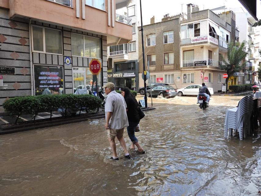 ERDEK'TE 10 DAKİKALIK YAĞIŞ SONRASI ALTYAPI SORUNU YİNE GÜNDEMDE ERDEK'TE 10 DAKİKA YAĞIŞ BELEDİYEYİ SINIFTA BIRAKTI