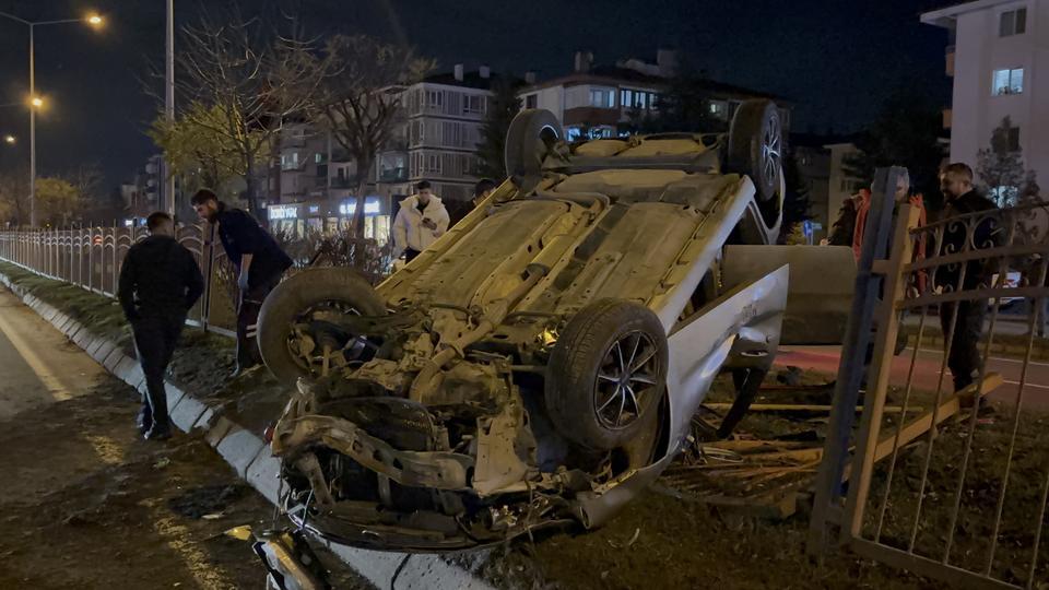 Alkollü sürücünün otomobili tellere çarpıp ters döndü