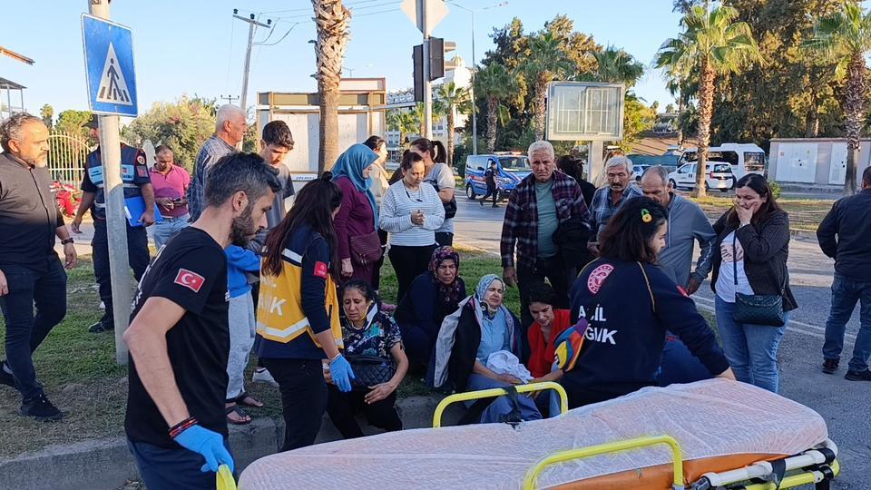 ANTALYA'DA OTEL ÇALIŞANLARINI TAŞIYAN SERVİS ARAÇLARI ÇARPIŞTI: 13 YARALI