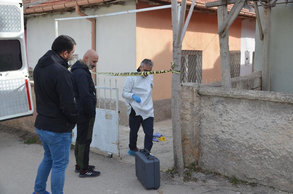 KONYA'DA YALNIZ YAŞAYAN ADAM EVİNDE SATIRLA ÖLDÜRÜLMÜŞ HALDE BULUNDU