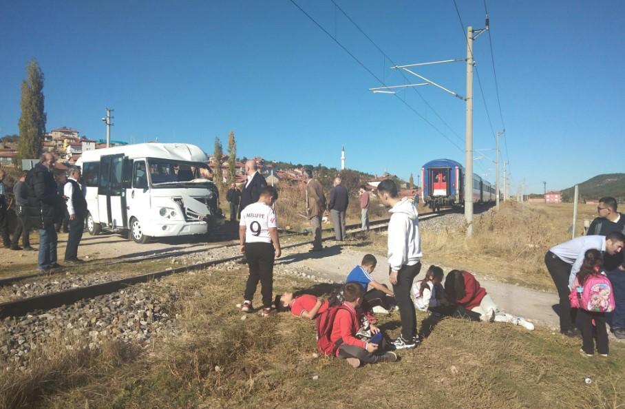 Öğrenci servisi trenin arka vagonuna çarptı