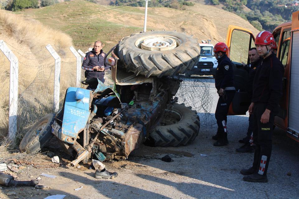 Aydın'da virajı alamayan kum yüklü traktör devrildi: 1'i ağır 2 yaralı