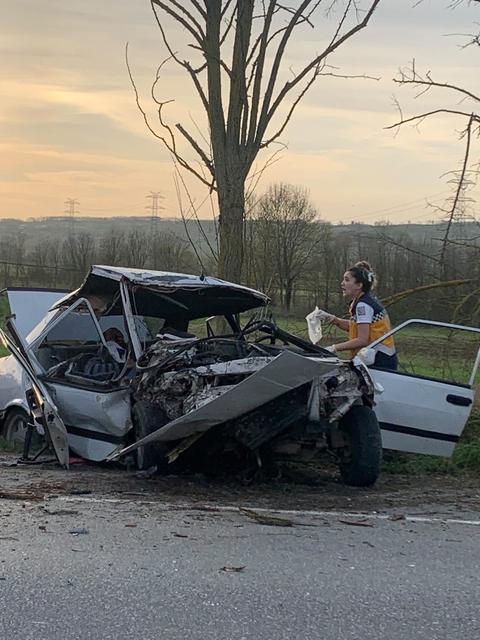 Sakarya'nın Adapazarı ilçesinde kontrolden çıkan Tofaş marka otomobilin ağaca çarptığı kazada 74 yaşındaki kadın ve oğlu hayatını kaybetti, bir oğlu yaralandı. Ailenin iftara yetişmeye çalıştıkları öğrenildi.