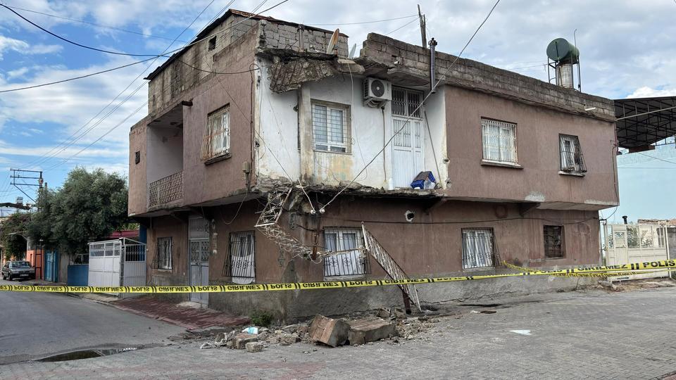 "SÜPER HÜCRE" EVİN DAMINI VE BALKONUNU ÇÖKERTTİ ADANA'DA DÜN ETKİLİ OLAN "SÜPER HÜCRE" OLAYI NEDENİYLE OLUŞAN AŞIRI YAĞMURDAN DOLAYI GECE BİR EVİN DAMININ SUNDURMA KISMI İLE BALKONU ÇÖKTÜ. EVDE YALNIZ YAŞAYAN KADININ YARALANMADIĞI ÖĞRENİLDİ