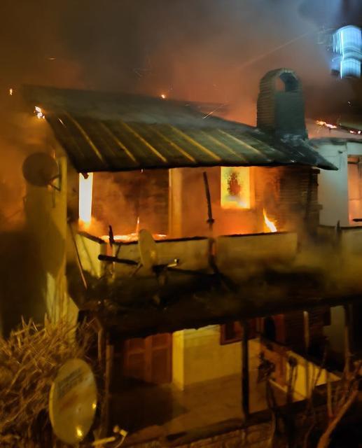 KEŞAN'DA YAZLIK EVDE ÇIKAN YANGIN SÖNDÜRÜLDÜ