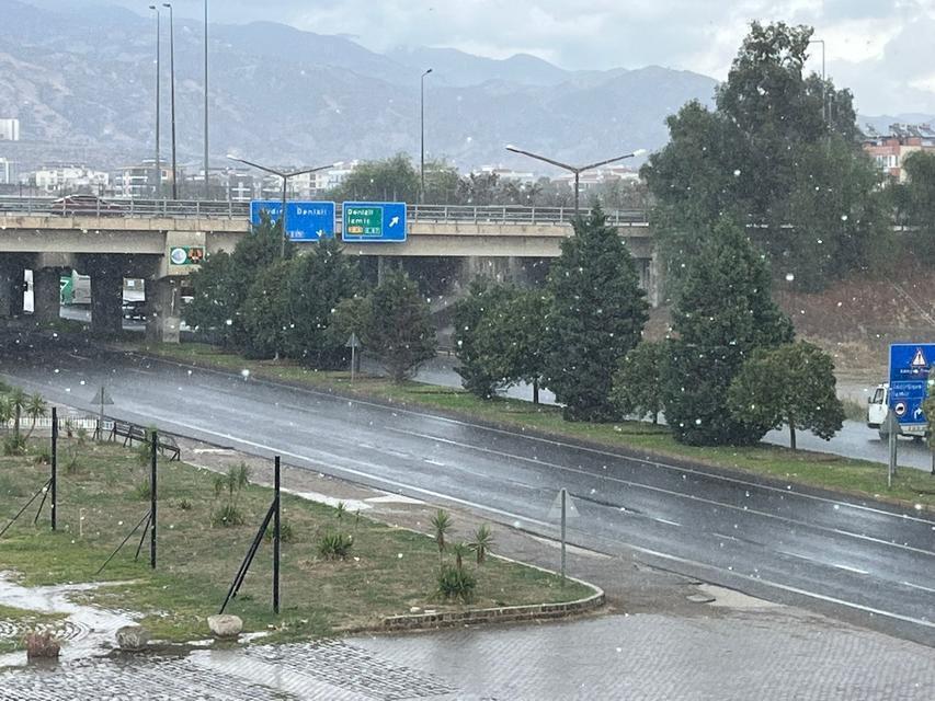 Aydın, yağmurlu bir güne uyandı