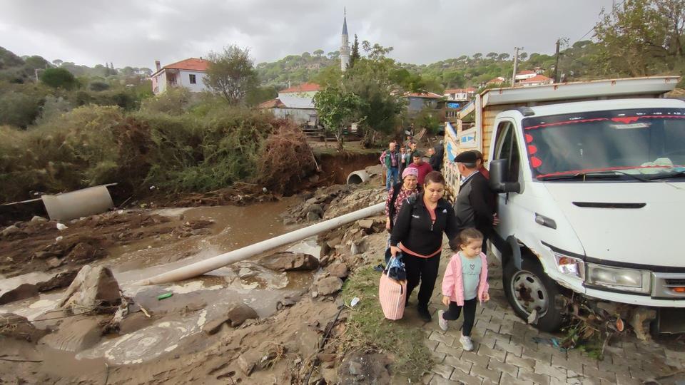 SELDE KAYBOLANLARI ARAMA ÇALIŞMALARI DEVAM EDİYOR ÖLENLERDEN BİRİNİN KÖYE DÜĞÜNE GELDİĞİ ÖĞRENİLDİ