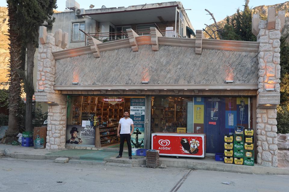 ŞEHRİN TARİHİ KÜLTÜRÜNÜ YANSITMAK İÇİN İŞ YERİNİ KALE GİBİ YAPTI ESNAF YAHYA KEMAL AVCIOĞLU: "BAZI MÜŞTERİLERİMİZ KENDİ EVLERİNİ DE KALE GÖRÜNÜMLÜ YAPTIRMAK İSTİYOR"