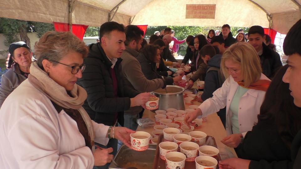 KUYUCAKLI ÖĞRETMENLERDEN ÖĞRENCİLERİNE AŞURE İKRAMI