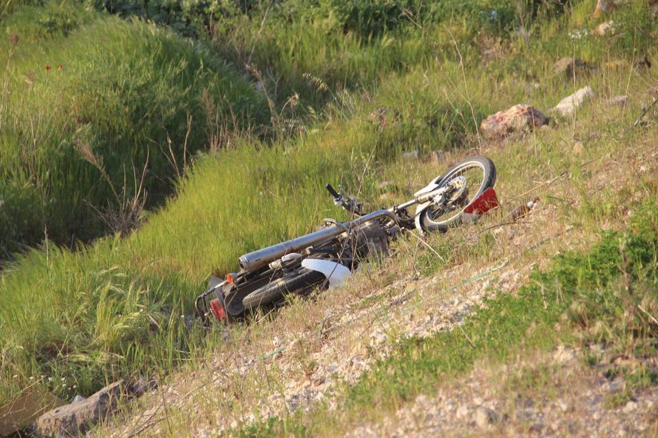 Bayramiç ilçesine 1 kilometre uzaklıkta yan tali yoldan çevre yoluna çıkan Berkay Beceren (18) idaresindeki 17 ACP 974 plakalı motosiklet bariyerlere çarptı.