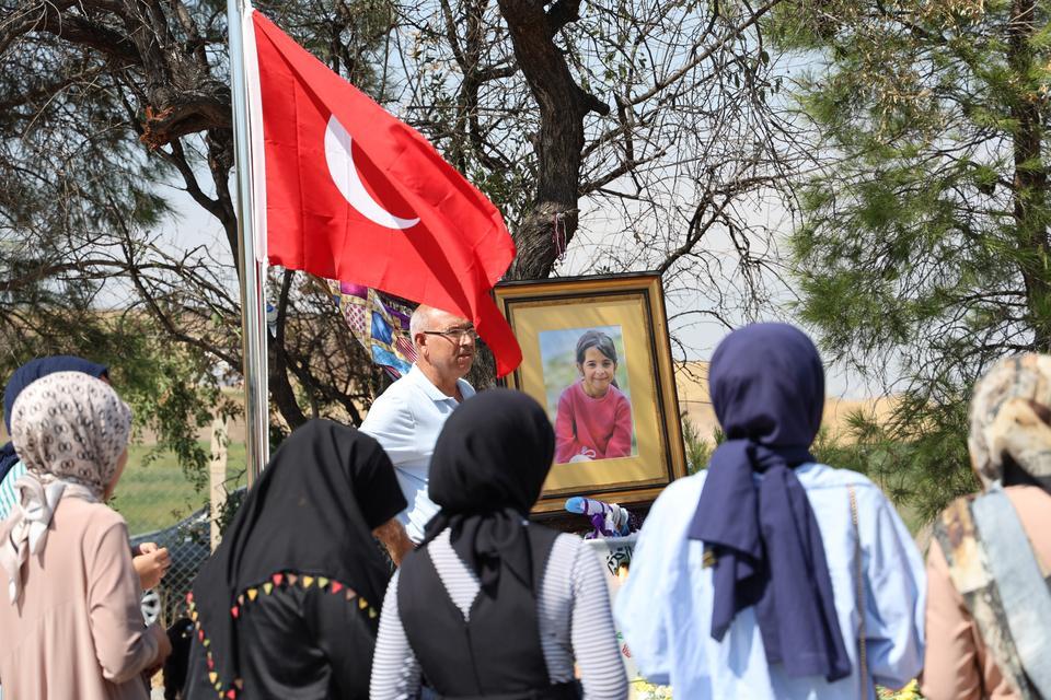 TÜRKİYE'NİN DÖRT BİR YANINDAN GELEN VATANDAŞLAR 10 GÜNDÜR NARİN'İN MEZARINI ZİYARET EDİYOR DİYAR EMER: "NARİN ÖLMEDİ, İNSANLIK ÖLDÜ. BURADAKİ KÜÇÜK BİR BEDEN DEĞİL DE İNSANLIĞI BİZ TOPRAĞA GÖMDÜK"