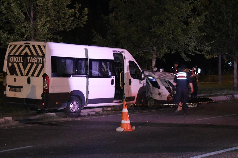 DENİZLİ'DE İŞÇİ MİNİBÜSÜ İLE OTOMOBİL ÇARPIŞTI: 2 ÖLÜ, 10 YARALI "SABIKALI KAVŞAK" CAN ALDI: MİSAFİRLİKTEN DÖNEN YAŞLI ÇİFT HURDAYA DÖNEN ARAÇTA YAŞAMINI YİTİRDİ