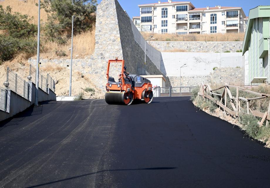 Kuşadası’nda yol yenileme çalışmaları sürüyor