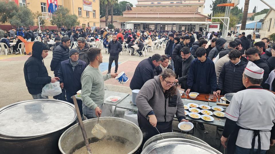 Nazilli'de meslek liselilere keşkek ikramı