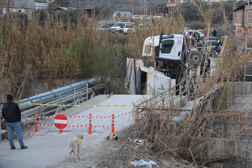 Hafriyat kamyonu geçerken köprü çöktü